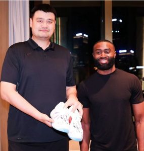 Read more about the article 綠軍傑倫·布朗中國行：與姚明晚宴合影 領銜出戰姚基金慈善賽